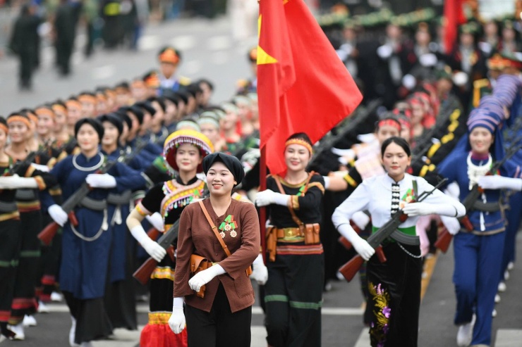 1756817185-z2-103c73a8c9a2f20c757dede84fbe53f1-width1390height926 Khối nữ Dân quân các dân tộc Việt Nam phát huy truyền thống đoàn kết, gắn bó của 54 dân tộc anh em; trong các cuộc đấu tranh giải phóng dân tộc, nữ dân quân các dân tộc Việt Nam luôn trung thành với Đảng, Tổ quốc và Nhân dân; chiến đấu kiên cường, mưu trí, dũng cảm, lập nhiều chiến công xuất sắc.