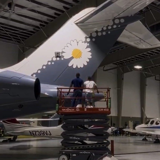 Cận cảnh chuyên cơ đưa G-Dragon sang Việt Nam: Sang trọng