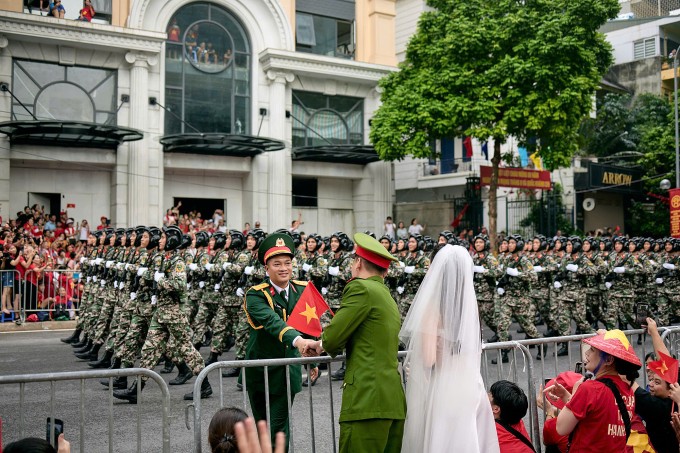 1756859889-z2-22cd6b1c3684c18-5243-5050-1055-width680height453 Khoảnh khắc chỉ huy các khối diễu binh lại gần bắt tay, gửi lời chúc phúc đến anh Long và chị Huyền trong lễ diễu binh, sáng 2/9. Ảnh: Mr Hạnh Phúc Studio