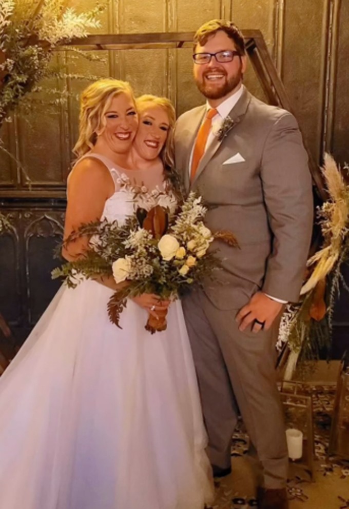 Abby (trái) kết hôn với Josh Bowling năm 2021. Ảnh: Instagram