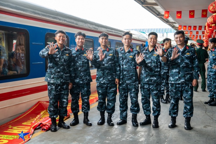 1756890832-chia-tay-chien-si-a80-2-3633-width1200height800 Đoàn số 1 đi trên tàu SE67, vận chuyển 659 người và vật chất, trang bị, hành lý kèm theo của Quân khu 5, Quân đoàn 34 (các khối nam) từ ga Hà Nội đến ga Đà Nẵng (Quân khu 5), đến ga Diêu Trì (Quân đoàn 34); dự kiến xuất phát từ ga Hà Nội lúc 13h15 ngày 3/9, đến ga Đà Nẵng (Quân khu 5) lúc 7h16 ngày 4/9, đến ga Diêu Trì (Quân đoàn 34) lúc 14h28 ngày 4/9.