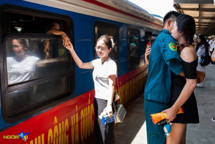 1756890832-chia-tay-chien-si-a80-4-3635-width1200height807 Trước giờ tàu lăn bánh, nhiều người thân và bạn gái của các chiến sĩ bịn rịn chia tay, lưu luyến trong từng cái ôm, cái nắm tay, gửi gắm lời động viên trước quãng thời gian xa cách.