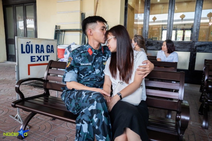 1756890832-chia-tay-chien-si-a80-5-3636-width1200height800 Hoàng Mạnh Đức, chiến sĩ Bộ Chỉ huy Quân sự tỉnh Gia Lai (Quân khu 5), cho biết sau khi hoàn thành hai nhiệm vụ A50 và A80 anh cảm thấy hạnh phúc, tự hào, đặc biệt khi được người dân Hà Nội chào đón nồng nhiệt khiến tôi càng thêm xúc động.