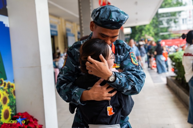 1756890833-chia-tay-chien-si-a80-7-3638-width1200height800 Một bạn gái ôm chầm lấy người yêu ngay khi anh vừa bước xuống xe. Ngoài quà và sách, cô còn chuẩn bị thêm đồ ăn để anh dùng dọc đường trở về đơn vị.