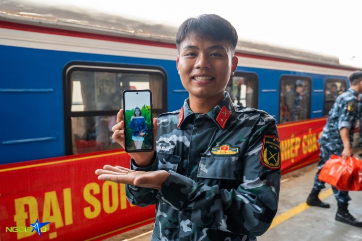 1756890833-chia-tay-chien-si-a80-8-3639-width1200height800 Lữ Văn Mạnh (23 tuổi), chiến sĩ Quân khu 5, tham gia Khối tác chiến không gian mạng trong đợt A80. Không có điều kiện ra Hà Nội, anh chỉ có thể chụp ảnh kỷ niệm cùng người yêu qua màn hình điện thoại. 'Tôi xa người yêu từ ngày 5/6, khi ra Hà Nội luyện tập cho A80. Chúng tôi đã gắn bó 1,5 năm. Ở đợt A50, gia đình và người yêu có thể vào TP HCM thăm, nhưng lần này do Hà Nội xa quá, bạn gái ở tận Đắk Lắk còn đang đi học nên không có điều kiện ra ngoài này. Nhiều lúc tôi thấy tủi thân vì không có người thăm hỏi, nhưng vẫn tự nhủ phải cố gắng vì Tổ quốc', Mạnh cho biết.