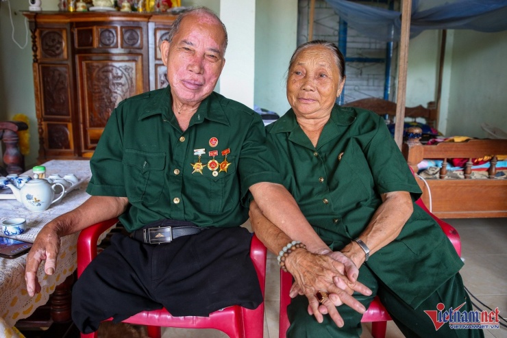 Họ nắm tay nhau đi qua bom đạn và cả những gian khó đời thường. Ảnh: Hà Nam