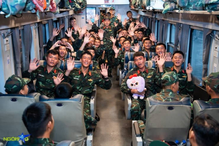 Chen chúc, xô đẩy tìm cách lên tàu để gặp thượng úy Lê Hoàng Hiệp - 2