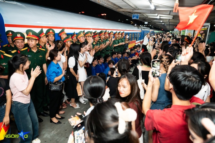 Chen chúc, xô đẩy tìm cách lên tàu để gặp thượng úy Lê Hoàng Hiệp - 4