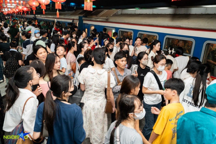 Chen chúc, xô đẩy tìm cách lên tàu để gặp thượng úy Lê Hoàng Hiệp - 5