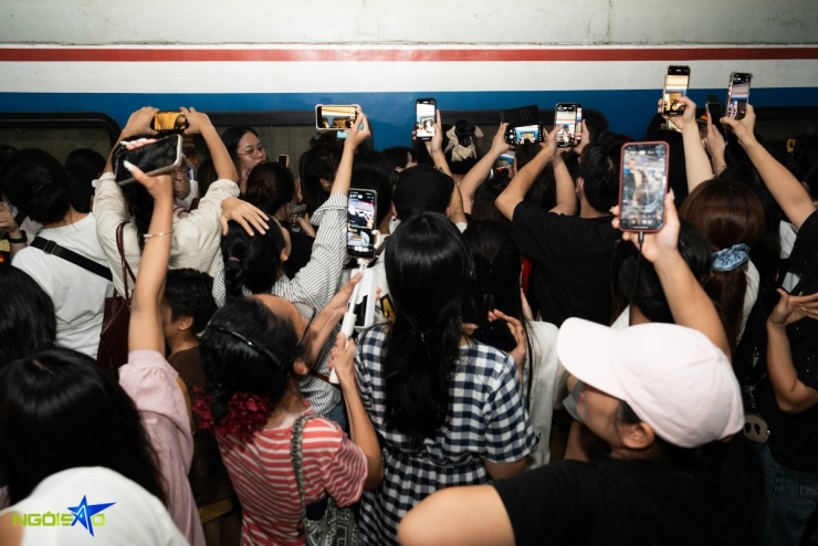 Chen chúc, xô đẩy tìm cách lên tàu để gặp thượng úy Lê Hoàng Hiệp - 6