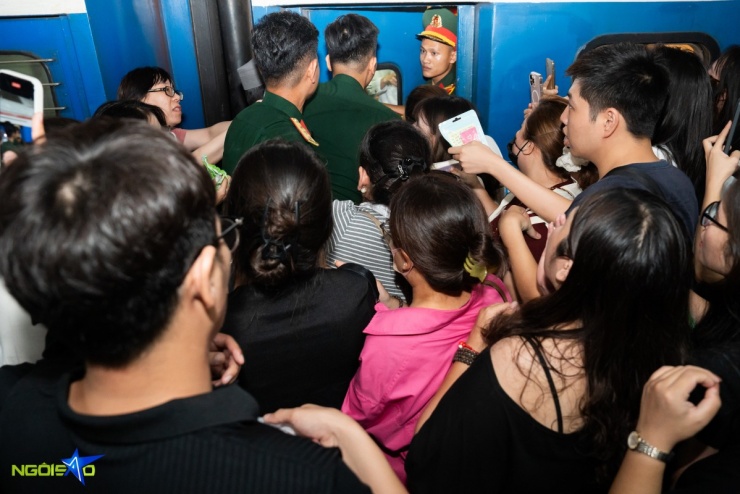 Người dân xô đẩy tìm gặp thượng úy Lê Hoàng Hiệp. Video: Thypu-Tùng Đinh.