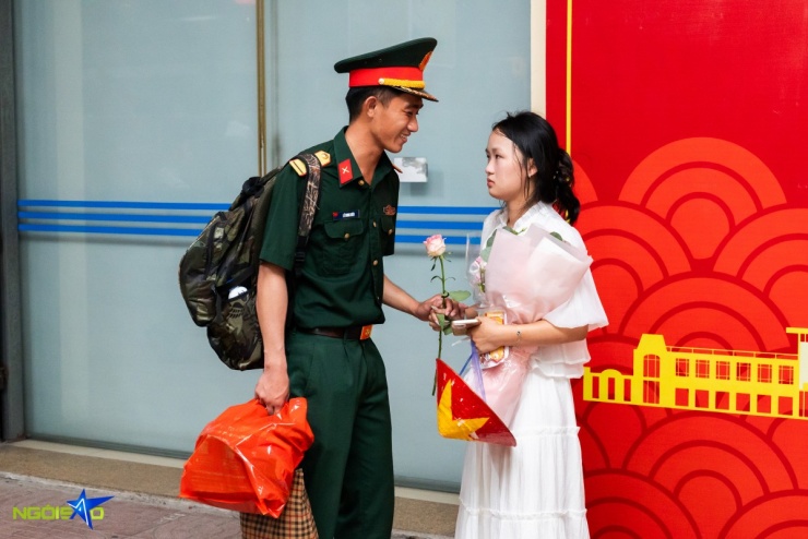 Chen chúc, xô đẩy tìm cách lên tàu để gặp thượng úy Lê Hoàng Hiệp - 8