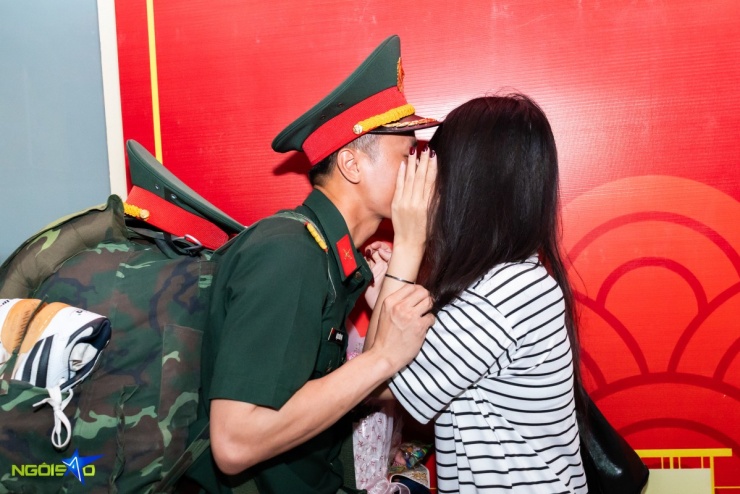 Chen chúc, xô đẩy tìm cách lên tàu để gặp thượng úy Lê Hoàng Hiệp - 9