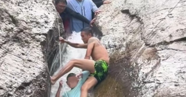 Lấy thân làm tường chặn dòng nước xiết cứu bé trai 1756973514 666 thumbnail width740height495 anh cat 3 2 auto cropjpg 1