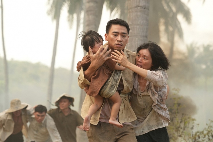 Chỉ tính riêng năm 2025, Mưa đỏ đã xô đổ kỷ lục của Trấn Thành (Bộ tứ báo thủ, ảnh trên) và Lý Hải (Lật mặt 8: Vòng tay nắng).