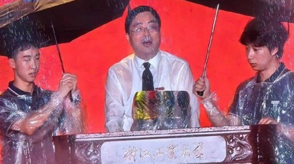 Bi hài sinh viên che ô cho hiệu trưởng ngày khai giảng 1757032606 757 thumbnail width740height495 anh cat 3 2 auto cropjpg