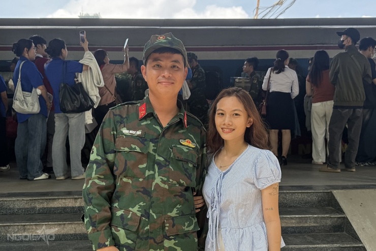 1757059643-a5-5404-8407-8709-width1200height800 Dòng người chen chúc đón chiến sĩ A80 tại ga Sài Gòn - 4