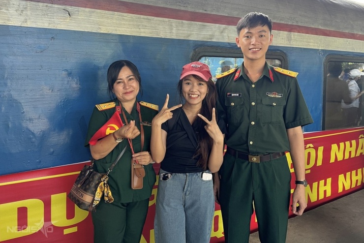 1757059643-a7-5406-8465-8710-width1200height800 Dòng người chen chúc đón chiến sĩ A80 tại ga Sài Gòn - 6