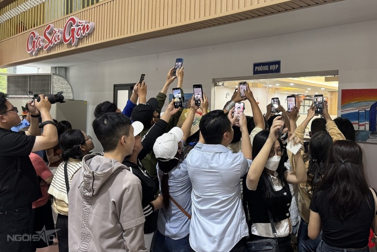 1757059643-a9-5407-8495-8711-width1200height800 Người dân chen nhau để chụp ảnh Thượng úy Lê Hoàng Hiệp.