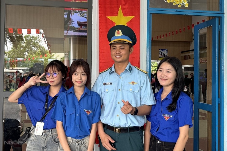 1757059644-a11-5883-8572-8713-width1200height800 Dòng người chen chúc đón chiến sĩ A80 tại ga Sài Gòn - 10