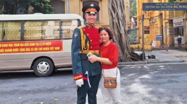 Clip "gây bão" của người phụ nữ Việt chụp ảnh cùng Khối trưởng đoàn quân nhân Nga 1757068694 733 thumbnail width740height495 anh cat 3 2 auto cropjpg