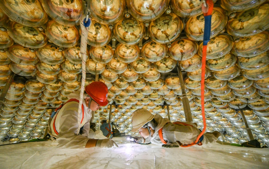 Trung Quốc chôn một quả cầu chứa 20.000 tấn chất lỏng phát quang ở độ sâu 700 mét: Chuyện gì đang xảy ra?- Ảnh 1.