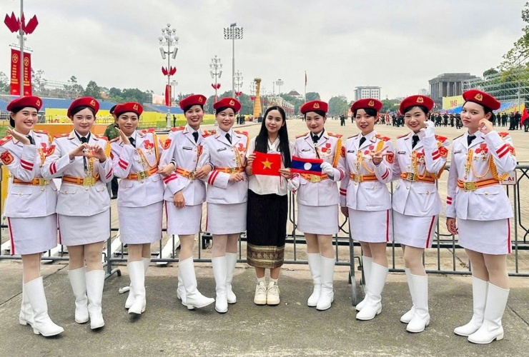 Maysaa chụp ảnh cùng với nữ chiến sĩ khối quân nhạc tham gia diễu binh, diễu hành Lễ kỷ niệm 80 năm Cách mạng Tháng Tám thành công và Quốc khánh 2/9. Ảnh: NVCC