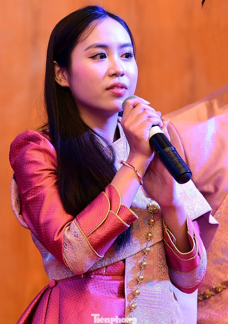 Maysaa chia sẻ tại chương trình giao lưu cựu quân tình nguyện, cựu chuyên gia Việt Nam với thế hệ trẻ Việt Nam và Lào tại Hà Nội. Ảnh: Xuân Tùng