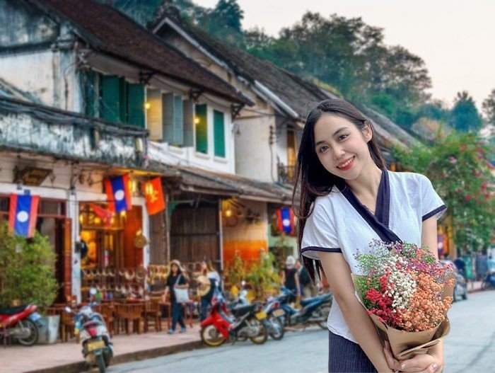 Maysaa chụp ảnh bên một góc phố cổ ở Luang Prabang (Lào) năm 2023. Ảnh: NVCC