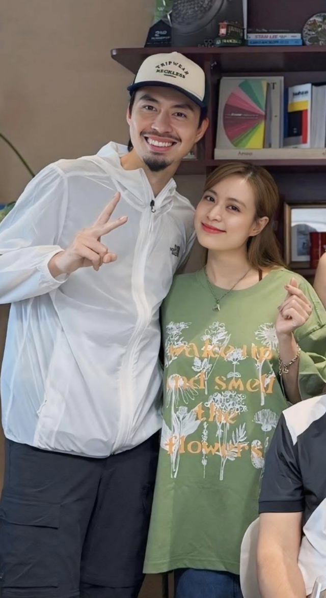 Khoảnh khắc tình cảm hiếm hoi của Hoàng Thùy Linh và Đen Vâu. Hiện tại, bức ảnh đã được Vân Hugo ẩn khỏi trang cá nhân.