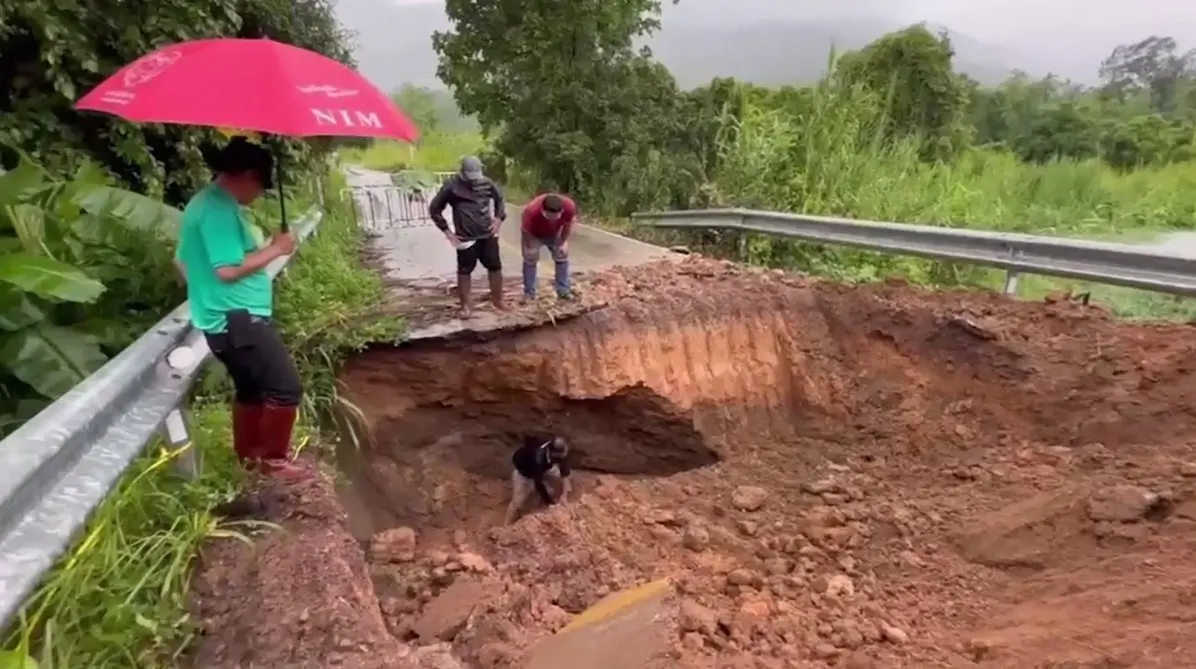 Khoảnh khắc kinh hoàng: Đường sập bất ngờ khiến người đàn ông bị chôn vùi dưới lòng đất ở Thái Lan- Ảnh 1. Khoảnh khắc kinh hoàng: Đường sập bất ngờ khiến người đàn ông bị chôn vùi dưới lòng đất ở Thái Lan- Ảnh 1.