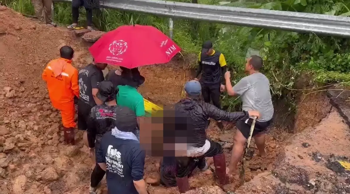 Khoảnh khắc kinh hoàng: Đường sập bất ngờ khiến người đàn ông bị chôn vùi dưới lòng đất ở Thái Lan- Ảnh 2. Khoảnh khắc kinh hoàng: Đường sập bất ngờ khiến người đàn ông bị chôn vùi dưới lòng đất ở Thái Lan- Ảnh 2.