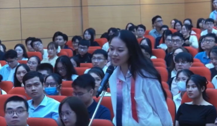 Nhờ vào chiếc khăn, cộng đồng fan của ca sĩ Tăng Phúc nhận ra một trong các bác sĩ nội trú cũng thuộc FC. Cô là Đặng Vũ Ngọc An, chọn chuyên ngành Ung thư.