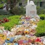 Vì sao sinh viên Bách khoa lại đặt hoa tại tượng đài sau lễ tốt nghiệp? 1757567777 618 thumbnail width740height495 anh cat 3 2 auto cropjpg