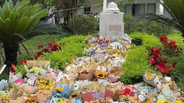 Vì sao sinh viên Bách khoa lại đặt hoa tại tượng đài sau lễ tốt nghiệp? 1757567777 618 thumbnail width740height495 anh cat 3 2 auto cropjpg