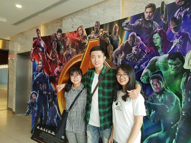 Cặp song sinh chụp cùng anh trai cả trong ngày đầu bước vào đại học 