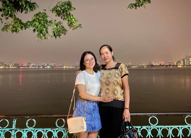 Mẹ Ngọc đan nón, cấy thuê nuôi các con 