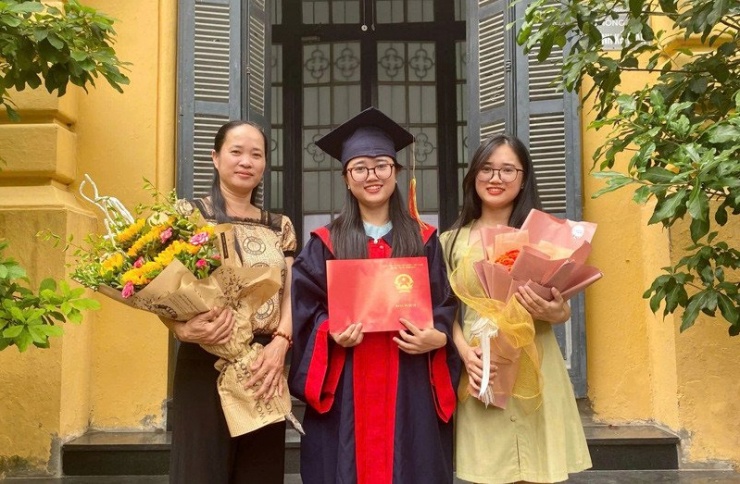 Ngọc (mặc váy vàng) và mẹ trong ngày Ngọc Bích tốt nghiệp đại học