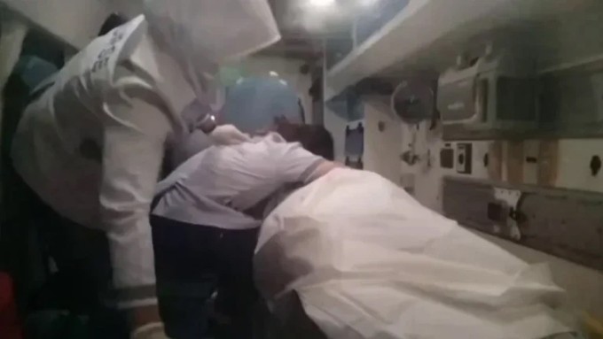 Nữ y tá ôm thi thể bạn trai khóc nức nở. Ảnh: The Thaiger