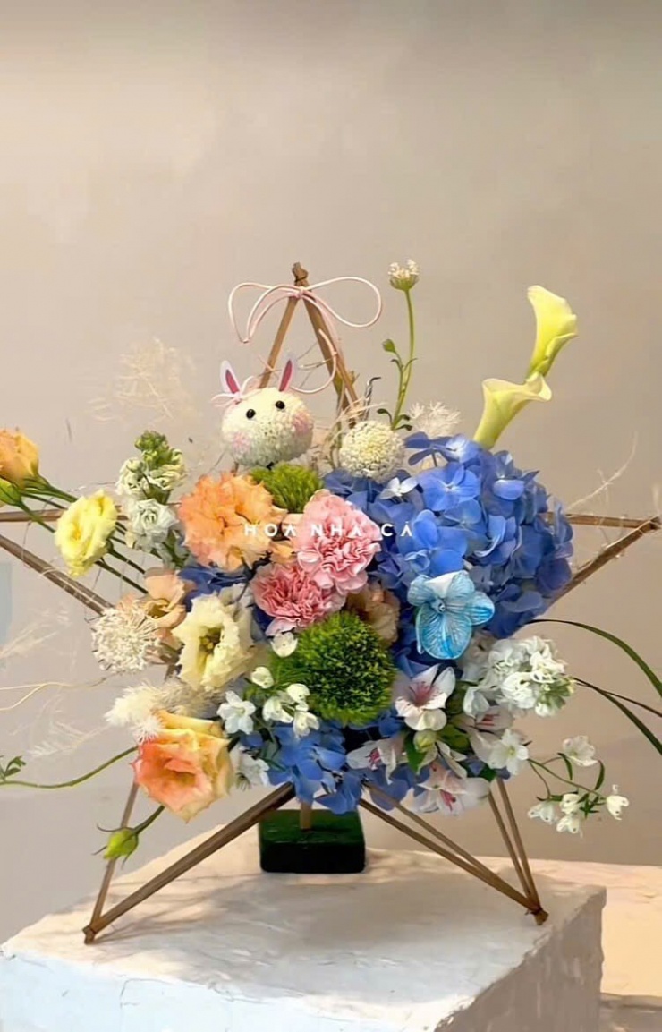 Đèn ông sao bản big size thơm ngát hương hoa. (Ảnh: @hoanhaca3579)