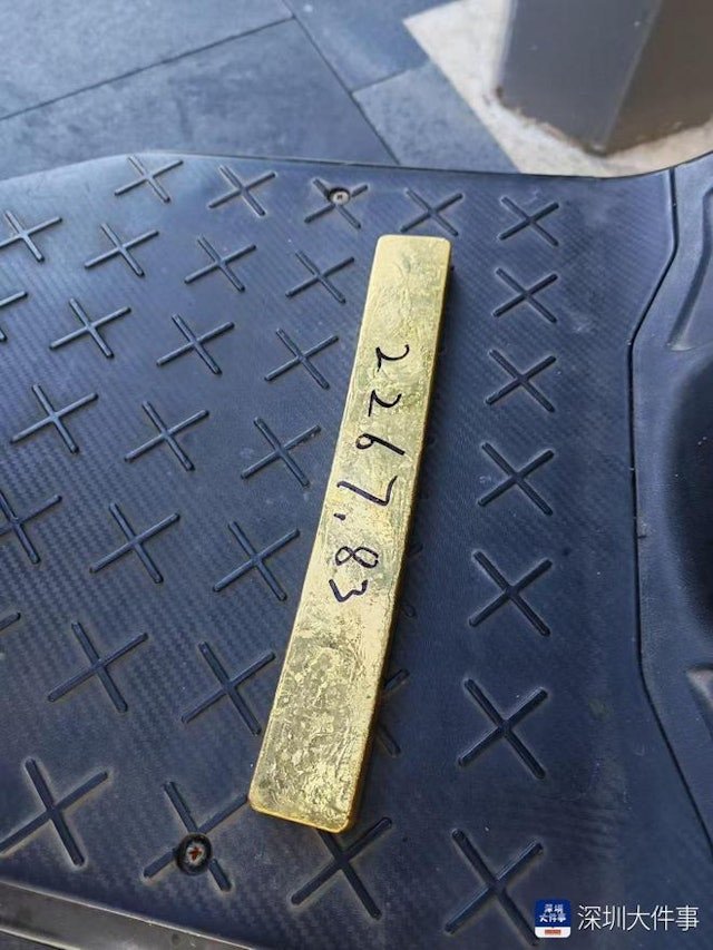 1758180428-2vors8jozegtpuxuosigv72mgnfqgpewlsjavpbcwly-1162-width640height853 Thỏi vàng nặng hơn 2kg Xiao Xie nhặt được. Ảnh: HK01