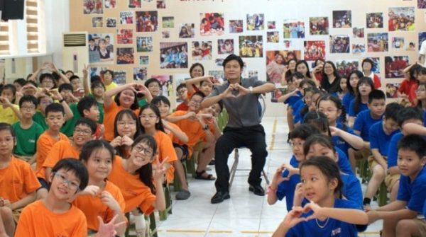 Nhạc sĩ Nguyễn Văn Chung "đứng lớp" tiết học đặc biệt 1758187525 828 thumbnail width740height495 anh cat 3 2 auto cropjpg