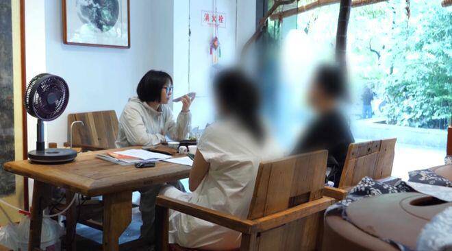 Chồng vừa mất, người phụ nữ sừng sờ khi nghe con gái riêng của anh đề cập chuyện này - 3