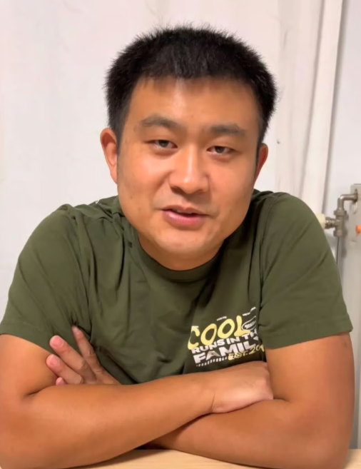 Ngoài những ngày cùng vợ bán mì, tiến sĩ Đinh vẫn tiếp tục tìm việc nghiên cứu toàn thời gian. Ảnh: QQ.com