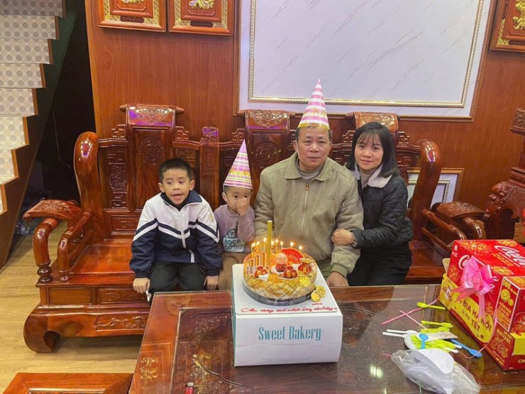 Chị Kiểm bên bố đẻ và các cháu 