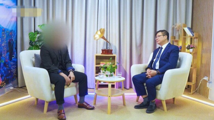 Về nhà thấy vợ đang cãi nhau với người lạ, chồng vỡ òa trước sự thật cay đắng - 2