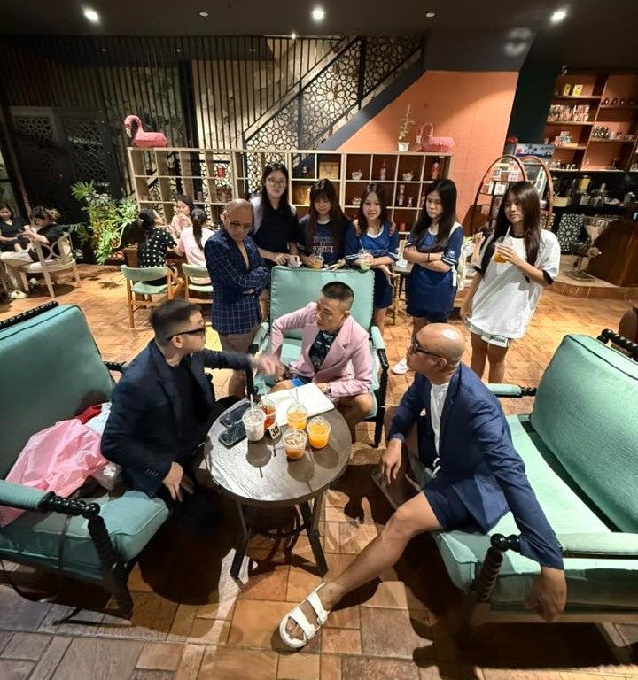 Nhóm anh Phạm Hiếu đến quán quay video để đăng lên MXH. 