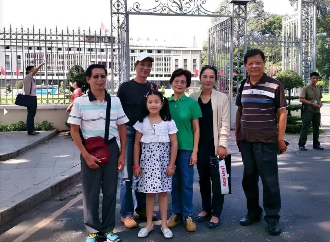 Nhã Trân năm 11 tuổi (mặc váy hoa) cùng ba mẹ và gia đình bên nội tham quan Dinh Độc Lập. Ảnh nhân vật cung cấp