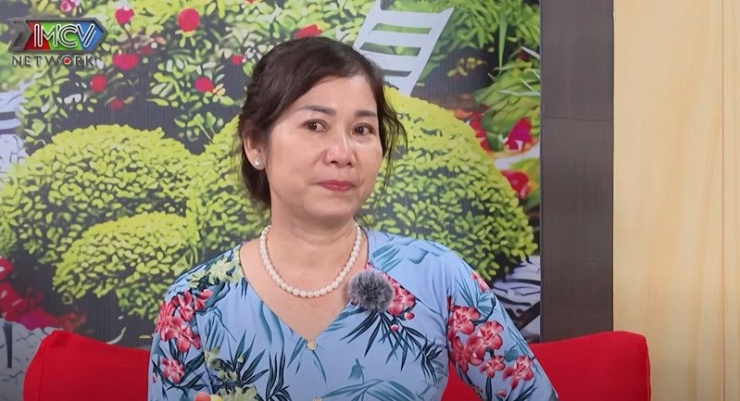 Bà Thảo xúc động khi nhắc đến cô con gái có vóc dáng nhỏ nhắn. Ảnh cắt từ clip Mẹ chồng nàng dâu