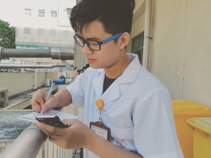 Bác sĩ Quyết học tập ghi chú mọi lúc, mọi nơi khi còn là sinh viên.